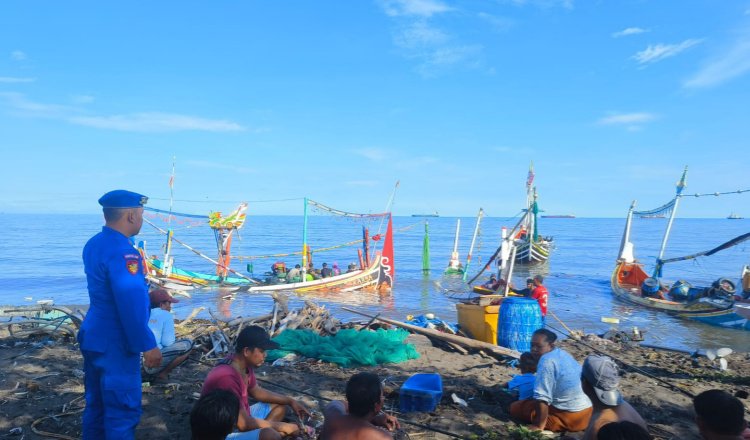 Perahu nelayan di Pelabuhan Kalbut Situbondo rusak dihantam ombak. (Foto: Humas Polres Situbondo)