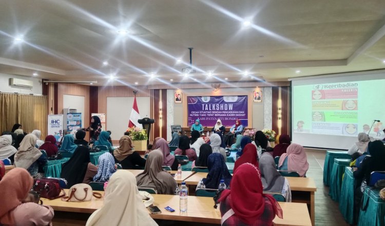 Narasumber dari FKKS menyampaikan materi dalam acara talkshow cegah stunting dengan pengasuhan dan nutrisi yang tepat bersama kader dashat. (Foto: Teamwork - ZONA INDONESIA)
