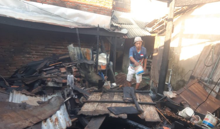 Puing-puing rumah Hatima usai kebakaran. (Foto: Pusdalops-PB BPBD Situbondo - ZONA INDONESIA)