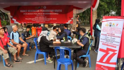 Polwan Polres Bojonegoro memberikan layanan kesehatan gratis, Minggu (24/8/2025). (Foto: Humas Polres for ZONA INDONESIA)