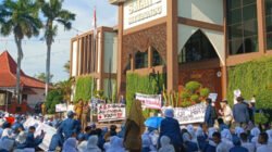Siswa-siswi SMADA Situbondo gelar demo buntut penebangan pohon, tuntut kepala sekolah dimutasi. (Foto: Teamwork - ZONA INDONESIA)