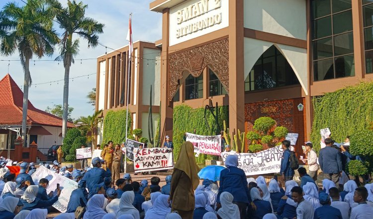 Siswa-siswi SMADA Situbondo gelar demo buntut penebangan pohon, tuntut kepala sekolah dimutasi. (Foto: Teamwork - ZONA INDONESIA)