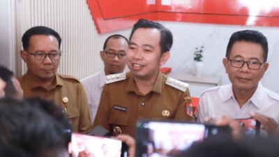 Gus Fawait diwawancarai media usai menyerahkan SK penunjukan Plt Ketua PMI Jember. (Foto: Dok/Diskominfo Jember - ZONA INDONESIA)