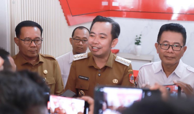 Gus Fawait diwawancarai media usai menyerahkan SK penunjukan Plt Ketua PMI Jember. (Foto: Dok/Diskominfo Jember - ZONA INDONESIA)