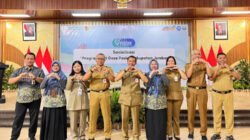 Asisten 1 Pemkab Jember foto bersama Kepala BPJS Kesehatan Jember dan peserta Sosialisasi Program JKN Desa PESIAR. (Foto: Istimewa - ZONA INDONESIA)