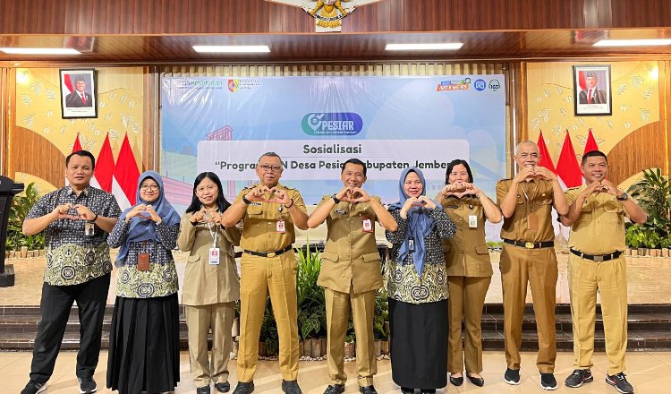 Kepala BPJS Kesehatan Cabang Jember dan stakeholder terkait foto bersama, Selasa (26/8/2025). (Foto: Humas BPJS Kesehatan Cabang Jember - ZONA INDONESIA)