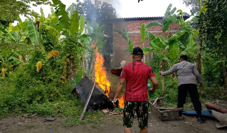 Polisi membakar peralatan sabung ayam di Desa Plumbungan, Selasa (26/8/2025). (Foto: Humas Polresta - ZONA INDONESIA)