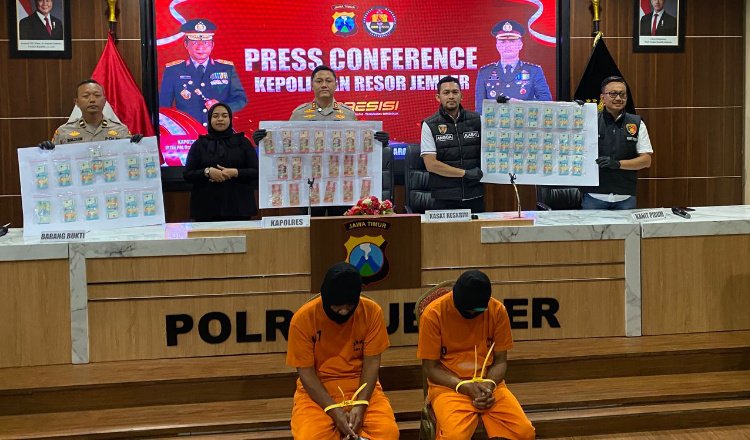 Konferensi pers di Mapolres Jember: Ungkap peredaran uang palsu. (Foto: Teamwork - ZONA INDONESIA)