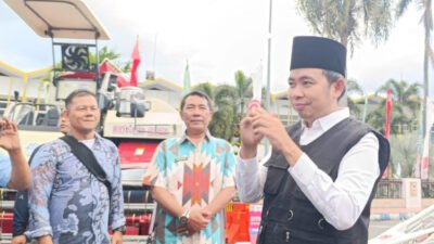 Gus Fawait berbincang dengan warga dalam acara Wadul Gus'e di depan kantor Bupati Jember, Kamis (28/8/2025). (Foto: Zainul Hasan - ZONA INDONESIA)