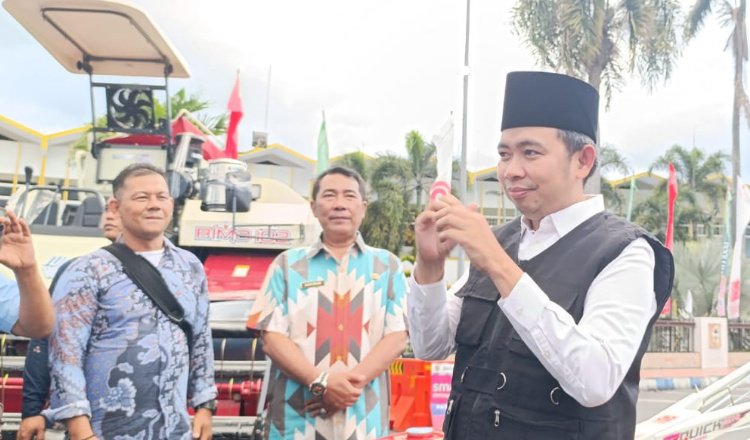 Gus Fawait berbincang dengan warga dalam acara Wadul Gus'e di depan kantor Bupati Jember, Kamis (28/8/2025). (Foto: Zainul Hasan - ZONA INDONESIA)