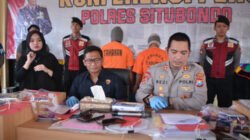 Kapolres Situbondo, AKBP Rezi Dharmawan memimpin konferensi pers kasus penipuan travel umroh. (Foto: Humas Polres Situbondo)