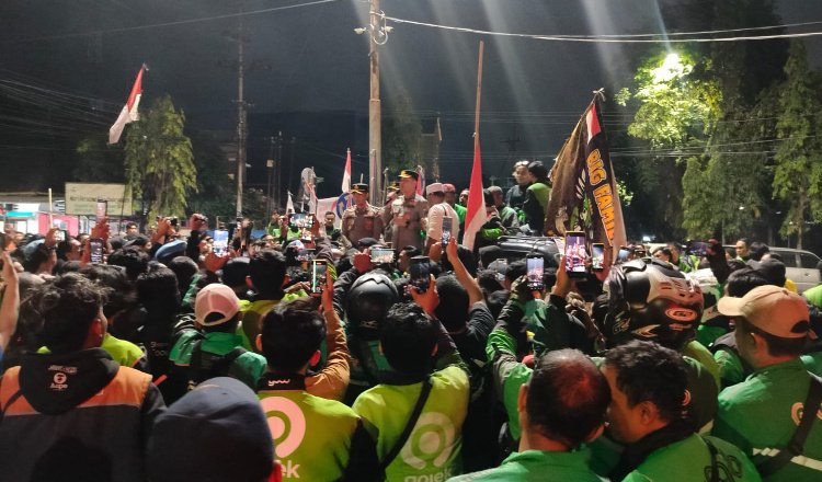 Kapolres Jember mendampingi ratusan ojol dalam aksi solidaritas, Jumat (29/8/2025). (Foto: Istimewa - ZONA INDONESIA)