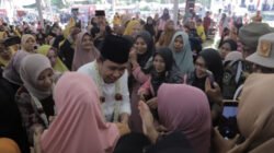 Gus Fawait menyapa warga dalam Apel Sholawat Kebangsaan di Arjasa, Sabtu (30/8/2025). (Foto: Dok/Diskominfo Jember - ZONA INDONESIA)