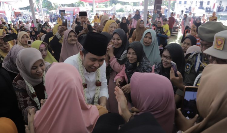Gus Fawait menyapa warga dalam Apel Sholawat Kebangsaan di Arjasa, Sabtu (30/8/2025). (Foto: Dok/Diskominfo Jember - ZONA INDONESIA)