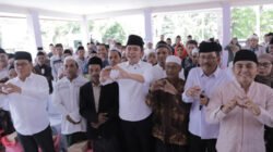 Gus Fawait foto bersama guru ngaji, Sabtu (30/8/2025). (Foto: Dok/Diskominfo Jember - ZONA INDONESIA)