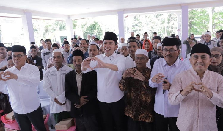 Gus Fawait foto bersama guru ngaji, Sabtu (30/8/2025). (Foto: Dok/Diskominfo Jember - ZONA INDONESIA)