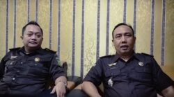 Kepala Seksi Intelijen Kejari Jember (kanan) diwawancarai media, Selasa (19/8/2025). (Foto: Istimewa - ZONA INDONESIA)