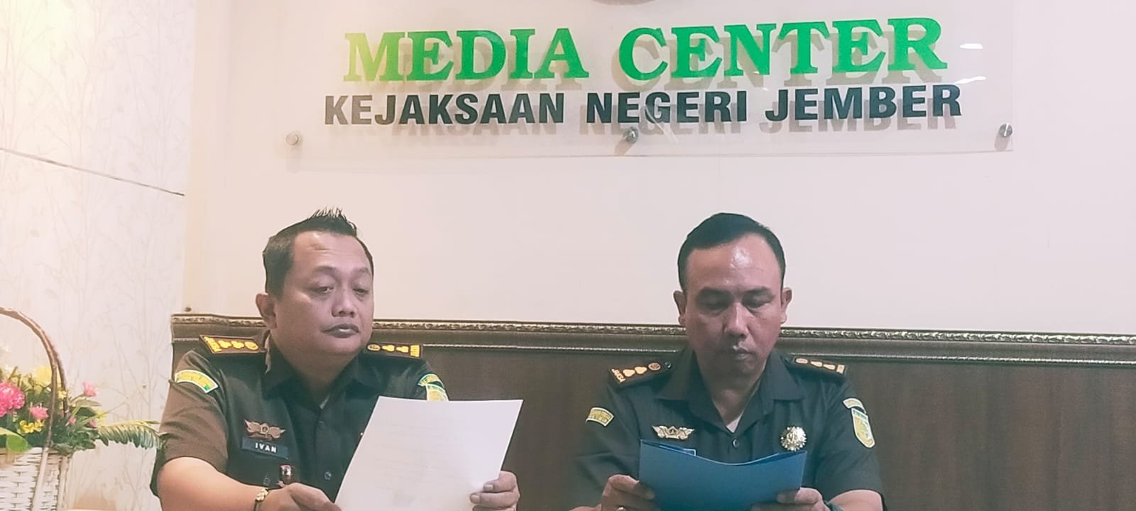 Kasi Intelijen Kejari Jember (kanan) diwawancarai media, Selasa (26/8/2025). (Foto: Istimewa - ZONA INDONESIA)