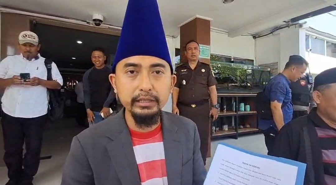 Koordinator aksi, Kholilul Rahman, diwawancarai media. (Foto: Istimewa - ZONA INDONESIA)