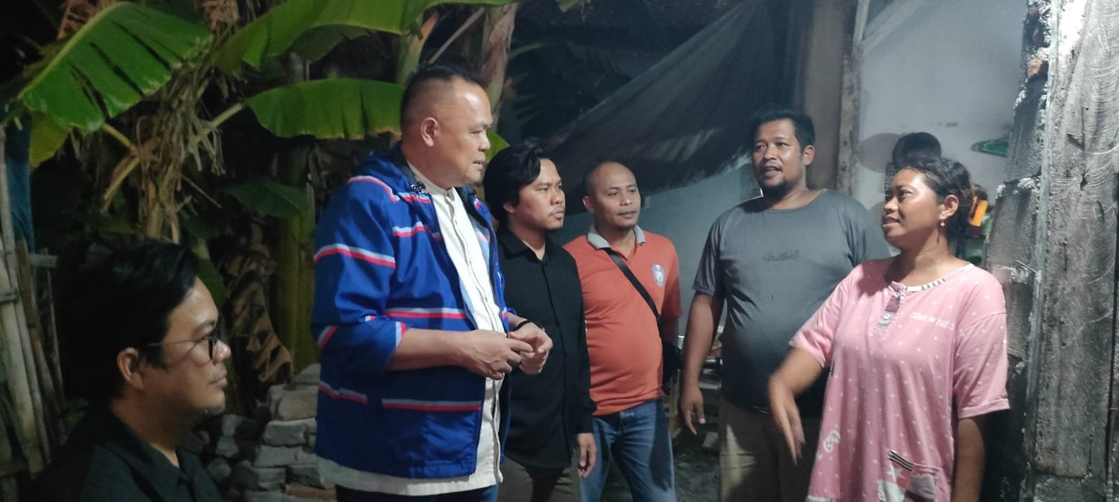 dr Agung Mulyono didampingi Ketua DPC Partai Demokrat Situbondo, Janur Sasra Ananda saat meninjau rumah korban gempa, milik Reni di RT 03/2, Desa Sumberanyar, Kecamatan Banyuputih, Situbondo. (Foto: Istimewa - ZONA INDONESIA)