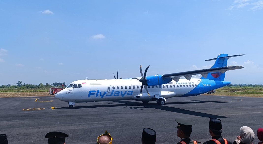 Pesawat jenis ATR Tipe 72-500 milik Maskapai Fly Jaya landing di Bandara Notohadinegoro saat peresmian pada 17 Agustus 2025, (Foto; Zainul Hasan - ZONA INDONESIA)