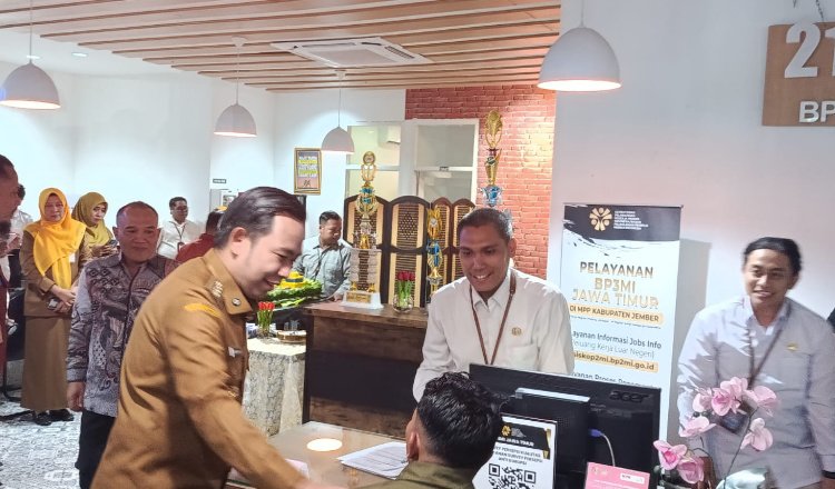 Gus Fawait meninjau mal pelayanan PMI di kantor TPSP, Senin (1/9/2025). (Foto: Teamwork - ZONA INDONESIA)