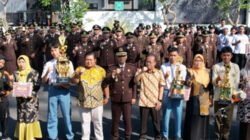 Kejari dan Cbdin Jember foto bersama peserta lomba video kreatif. (Foto: Istimewa - ZONA INDONESIA)
