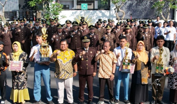 Kejari dan Cbdin Jember foto bersama peserta lomba video kreatif. (Foto: Istimewa - ZONA INDONESIA)