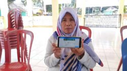 Nor Hayati menunjukkan layanan Mobile JKN. (Foto: Humas BPJS Kesehatan Cabang Jember - ZONA INDONESIA)
