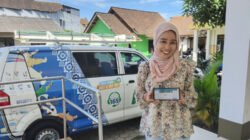 Mega Ayu Agustin menunjukkan aplikasi Mobile layanan JKN. (Foto: Humas BPJS Kesehatan Cabang jember - ZONA INDONESIA)