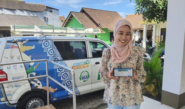 Mega Ayu Agustin menunjukkan aplikasi Mobile layanan JKN. (Foto: Humas BPJS Kesehatan Cabang jember - ZONA INDONESIA)