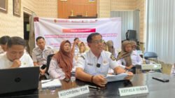 Kepala Disdukcapil Jember memaparkan inovasinya kepada KemenPAN-RB. (Foto: Istimewa - ZONA INDONESIA)