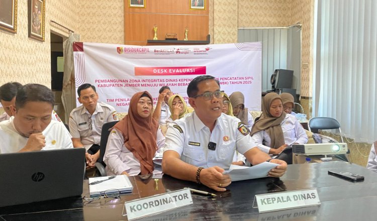 Kepala Disdukcapil Jember memaparkan inovasinya kepada KemenPAN-RB. (Foto: Istimewa - ZONA INDONESIA)