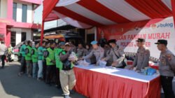 Senangnya Driver Ojol Bisa Beli Sembako dengan Harga Murah di Mapolres Jember