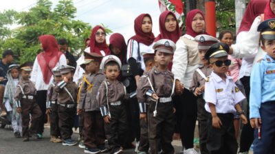Peserta Karnaval Pendidikan di Desa Mrawan berjalan tertib, Minggu (7/9/2025). (Foto: Teamwork - ZONA INDONESIA)