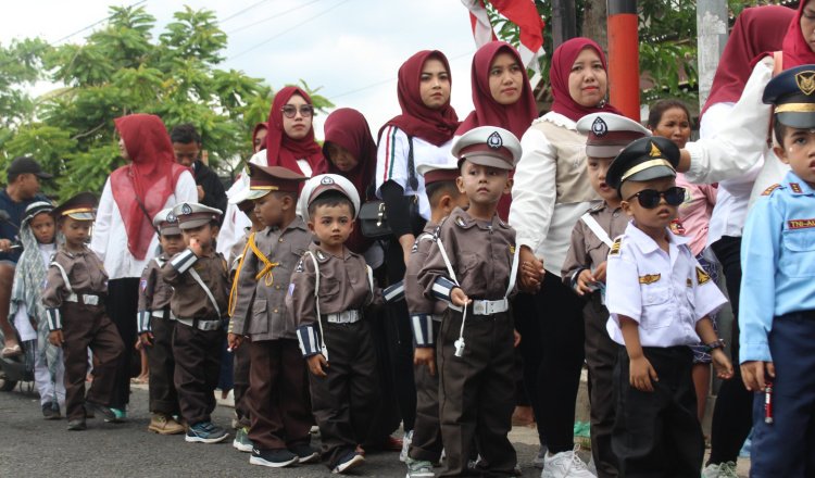 Peserta Karnaval Pendidikan di Desa Mrawan berjalan tertib, Minggu (7/9/2025). (Foto: Teamwork - ZONA INDONESIA)