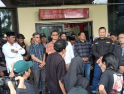 Demo Lanjutan! Massa Geruduk DPRD Jember, Tuntut Reformasi DPR