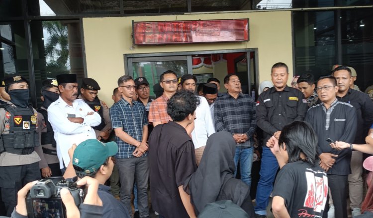 Sejumlah jajaran DPRD Jember menemui pendemo, Selasa (9/9/2025). (Foto: Teamwork - ZONA INDONESIA)
