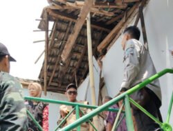 Dua Rumah Roboh di Silo, BPBD Jember Salurkan Bantuan Logistik