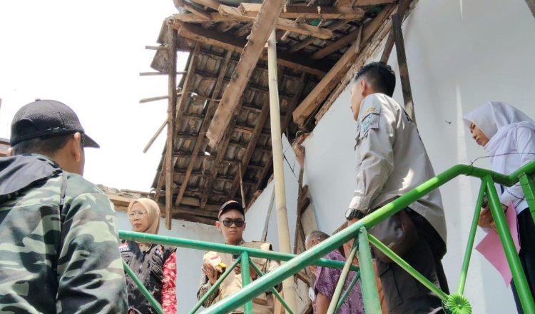 Kondisi rumah warga yang roboh diterjang hujan deras, Kamis (11/9/2025). (Foto: Pusdalops-PB BPBD Jember - ZONA INDONESIA)