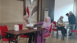 Tenaga medis Dinkes Jember memeriksa kesehatan peserta MTQ XXXI Jawa Timur, Jumat (12/9/2025). (Foto: Istimewa - ZONA INDONESIA)