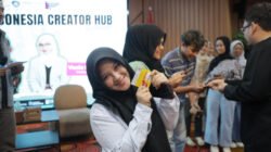 Peserta ICH berfoto sambil menunjukkan kartu perdana Indosat. (Foto: Istimewa - ZONA INDONESIA)