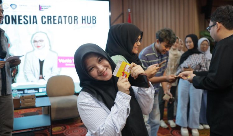 Peserta ICH berfoto sambil menunjukkan kartu perdana Indosat. (Foto: Istimewa - ZONA INDONESIA)