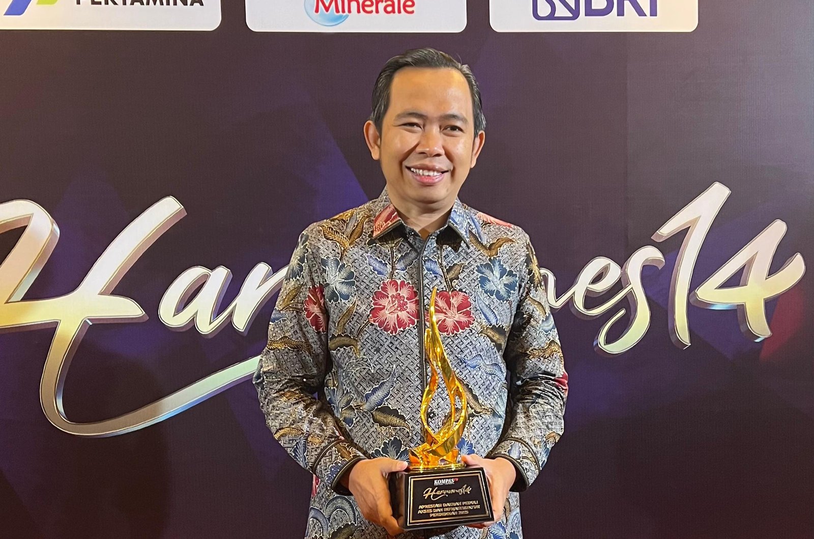 Bupati Jember mendapatkan penghargaan dari Kompas TV. (Foto: Dok/Diskominfo Jember - ZONA INDONESIA)