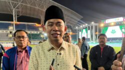 Gus Fawait diwawancarai media usai meninjau persiapan MTQ XXXI Jawa Timur, Jumat (12/9/2025) malam. (Foto: Istimewa - ZONA INDONESIA)