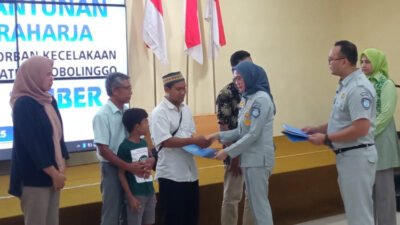 Jasa Raharja menyerahkan secara simbolis santunan kepada ahli waris korban kecelakaan Bus rombon/gan karyawan RS Bina Sehat Jember, Senin (/). (Foto: Istimewa - ZONA INDONESIA)