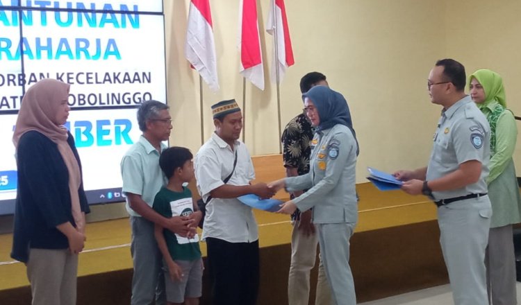 Jasa Raharja menyerahkan secara simbolis santunan kepada ahli waris korban kecelakaan Bus rombon/gan karyawan RS Bina Sehat Jember, Senin (/). (Foto: Istimewa - ZONA INDONESIA)