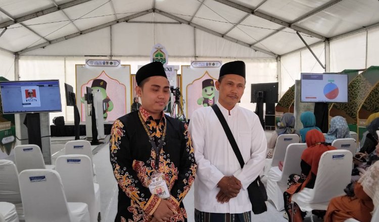 Koordinator venue tilawah remaja dan tunanetra diwawancarai media, Selasa (16/9/2025). (Foto: Teamwork - ZONA INDONESIA)