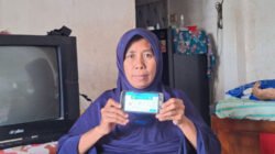 Watik menunjukkan layanan JKN Mobile. (Foto: Humas BPJS Kesehatan Jember - ZONA INDONESIA)