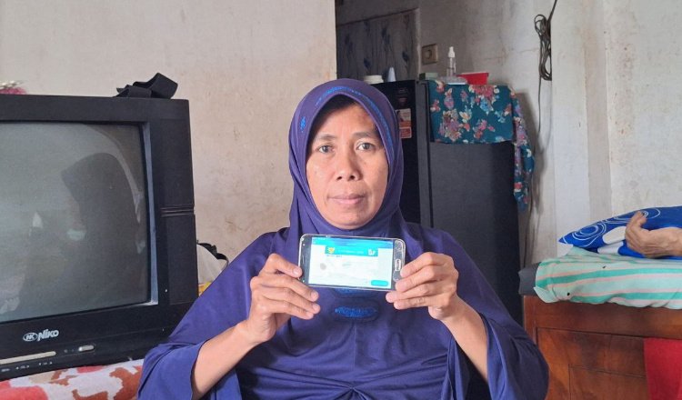 Watik menunjukkan layanan JKN Mobile. (Foto: Humas BPJS Kesehatan Jember - ZONA INDONESIA)